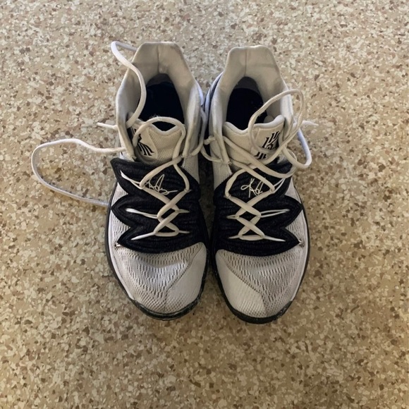 Kyrie Oreo 5 Size 8 M/ 9.5 W main image 4